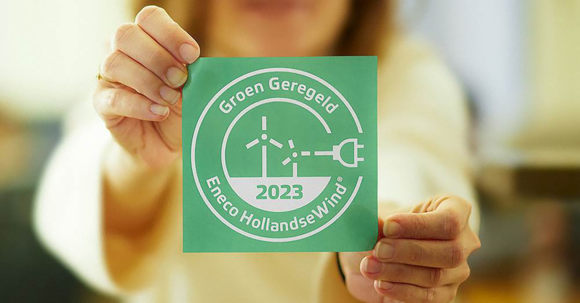 Sticker met afbeelding van windmolen en tekst Groen Geregeld van Eneco Hollandse Wind